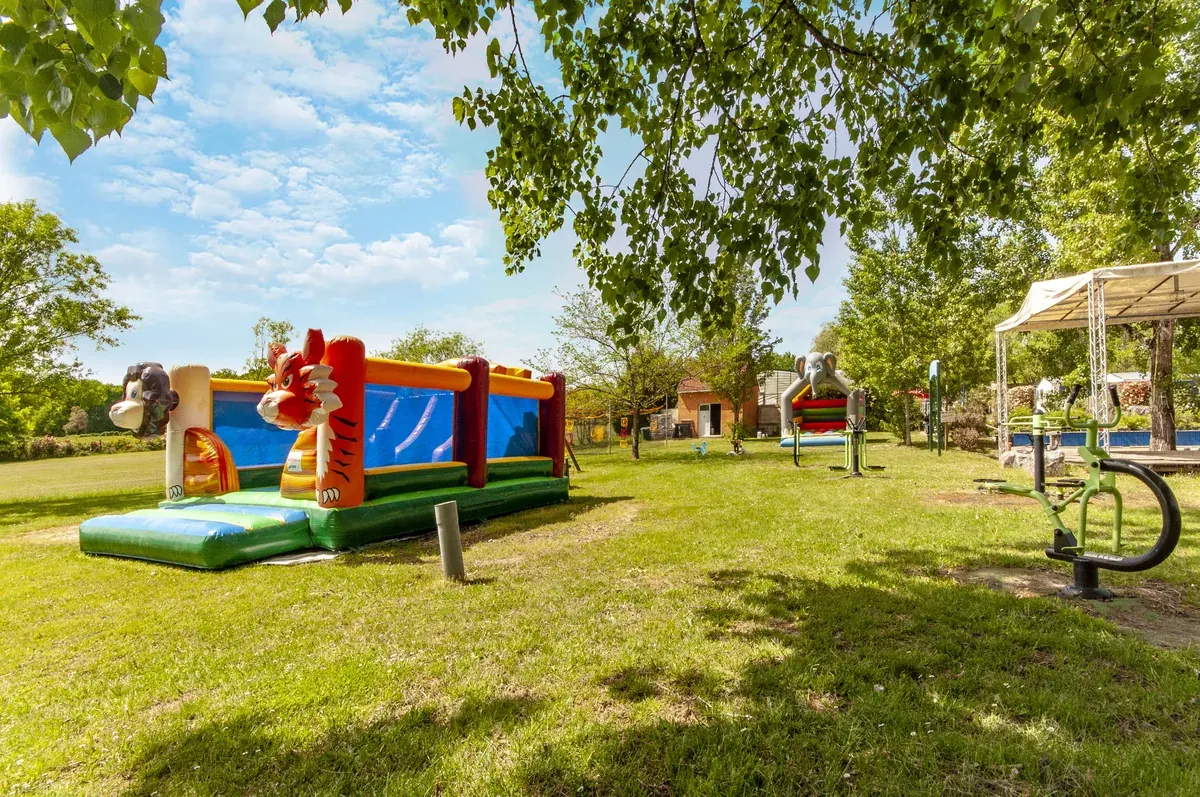 Aire de jeux enfants avec gonflables