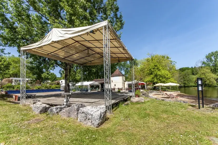 Scène d'animations du camping Les Étangs de Plessac