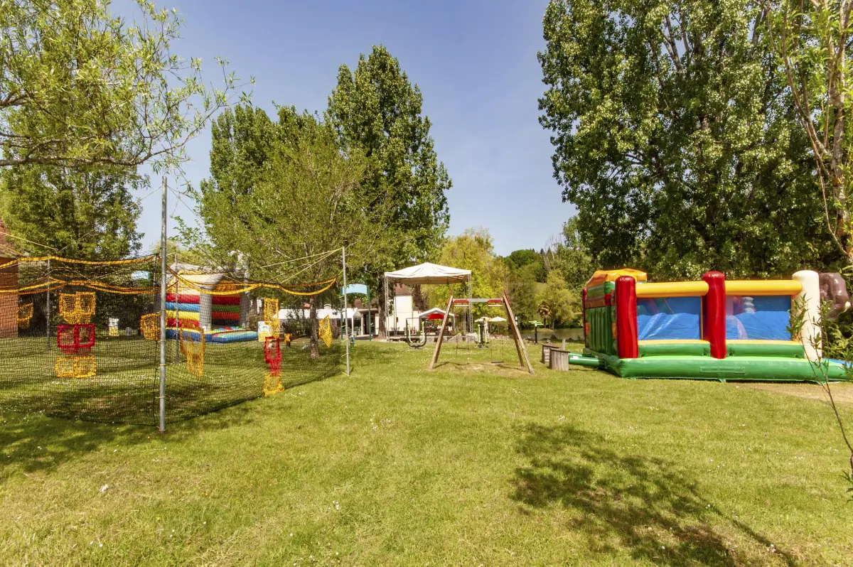 L'aire de jeux pour enfants au camping