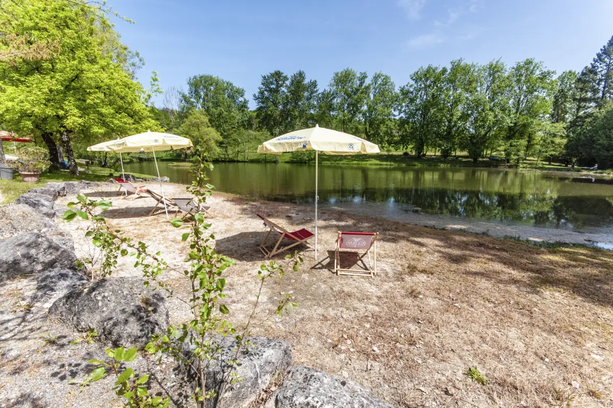 La plage et les berges des étangs
