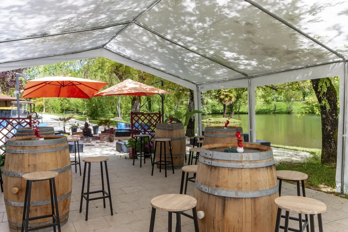Les terrasses extérieures du camping