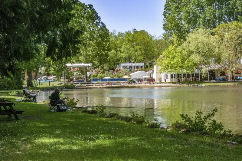 L'un des 5 étangs du camping Les Étangs de Plessac, libre accès pour les clients