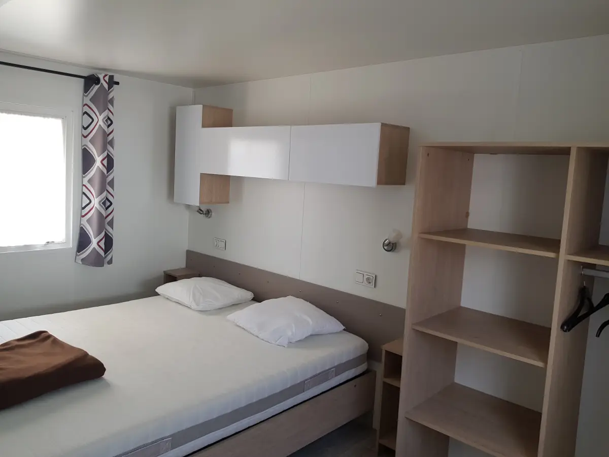 Grande chambre accessible PMR du Mobil-home Éden