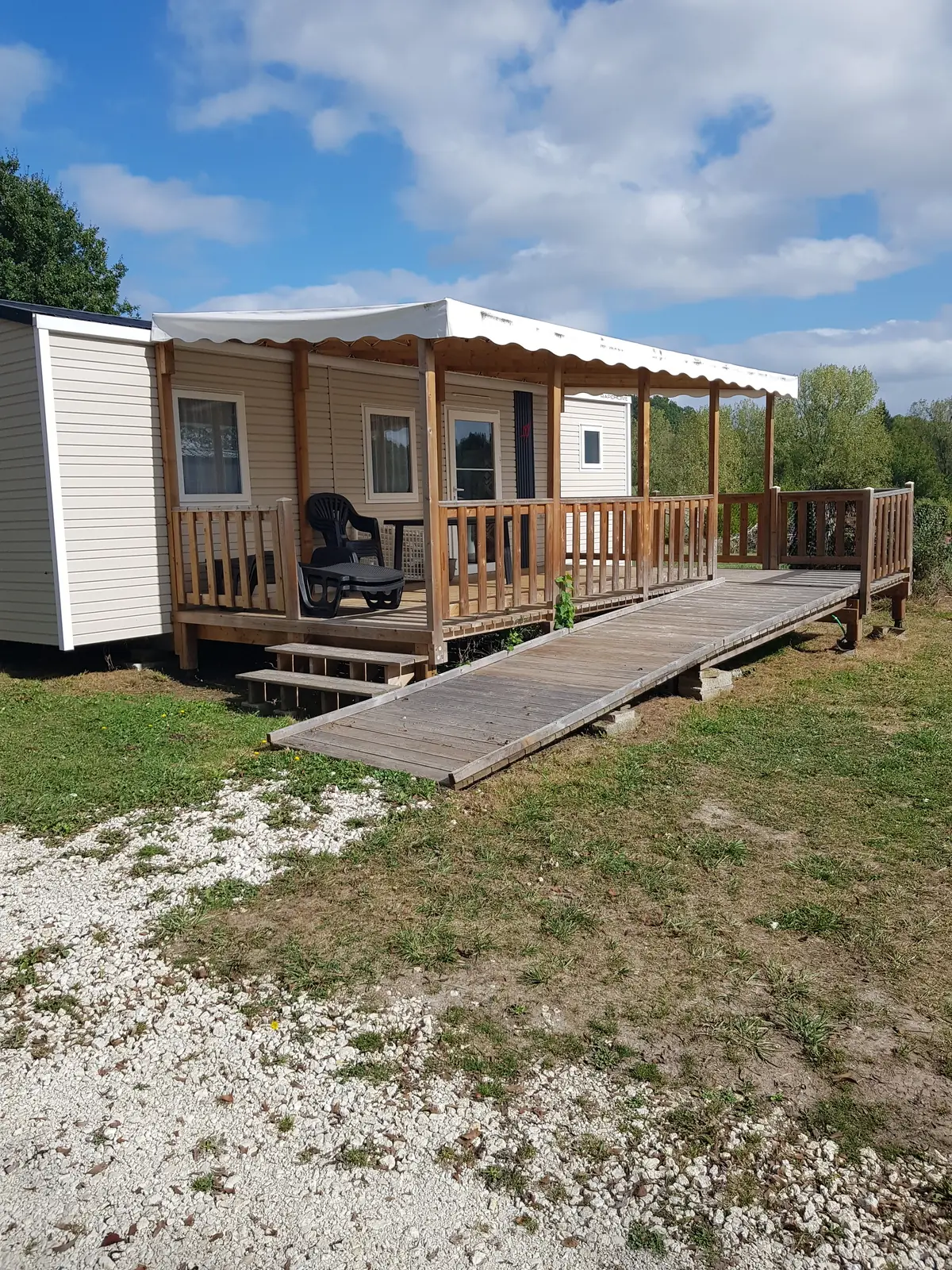 Mobil-home 2 chambres Éden PMR, vue extérieure adaptée accès personnes à mobilité réduite