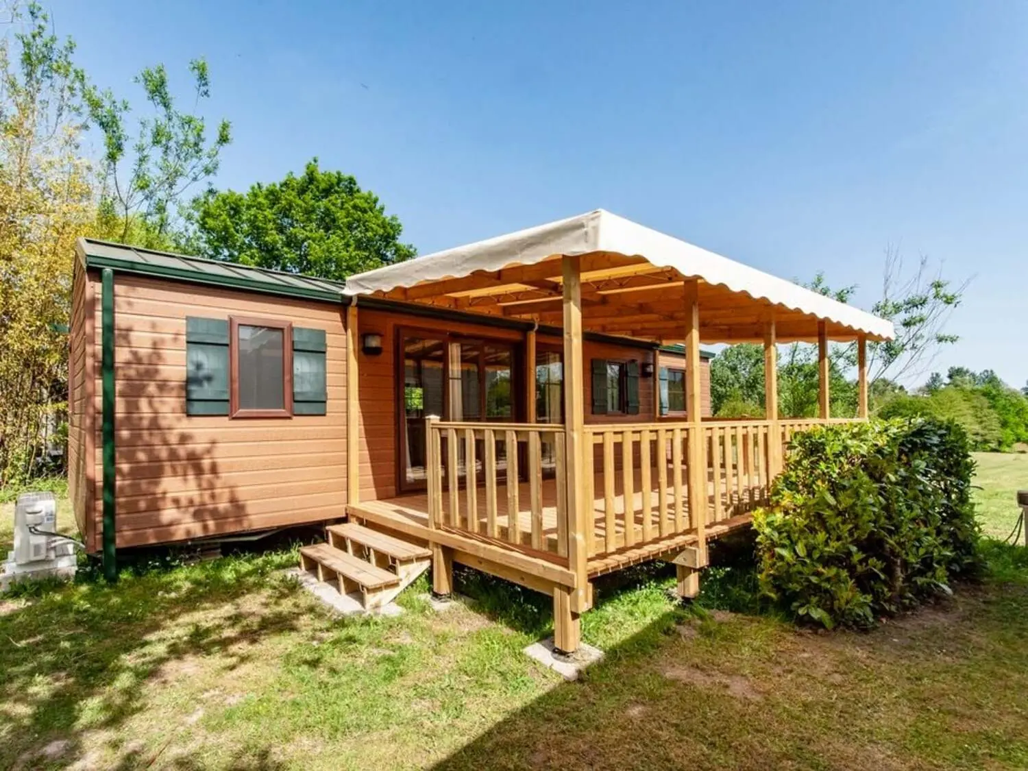 Mobil-home 2 chambres Premium Plus, vue extérieure avec terrasse couverte
