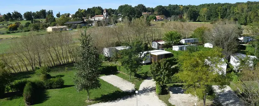 Vue aérienne du domaine du camping Les Étangs de Plessac, 10 hectares au cœur du Parc Naturel Régional Périgord-Limousin