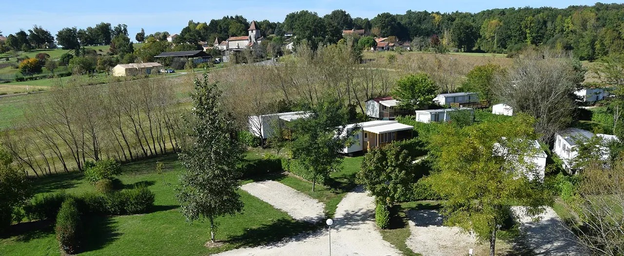 Vue aérienne du domaine du camping Les Étangs de Plessac, 10 hectares au cœur du Parc Naturel Régional Périgord-Limousin