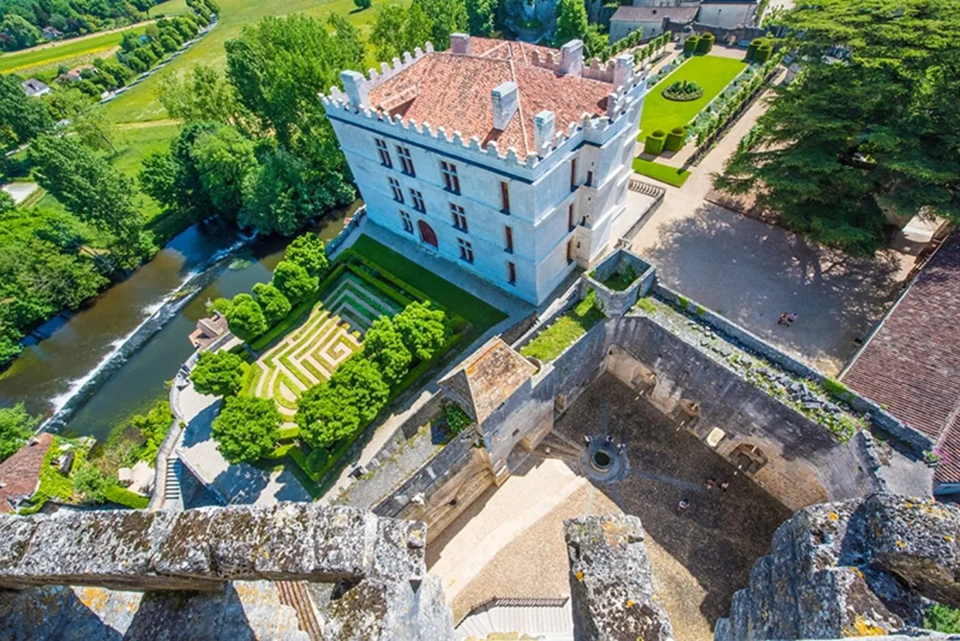 Château de Bourdeilles dominant la Dronne
