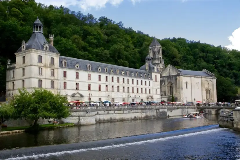 L'abbaye de Brantôme et la Dronne, à 10 minutes du camping Les Étangs de Plessac