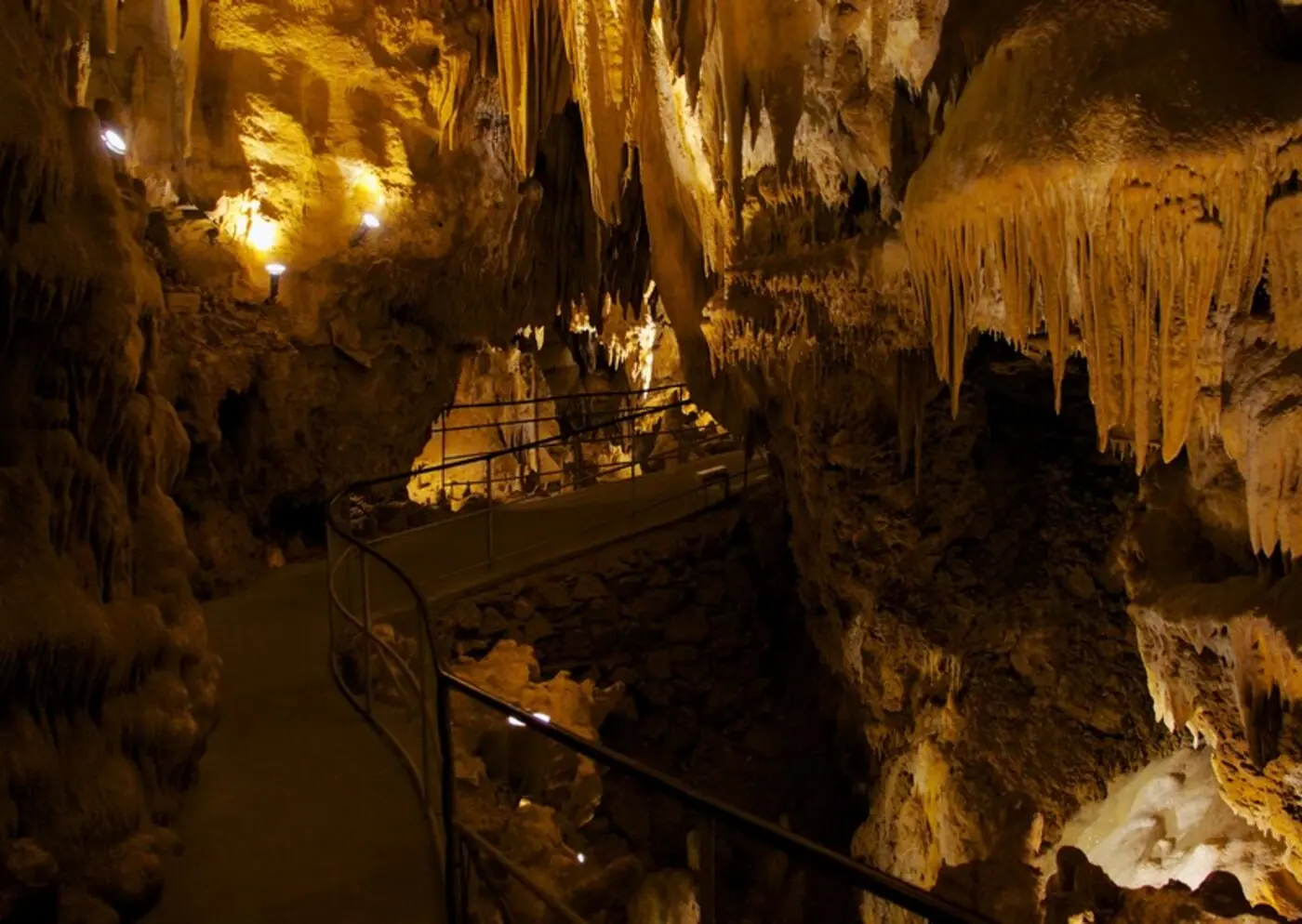 Grotte de Villars, concrétions et peintures préhistoriques