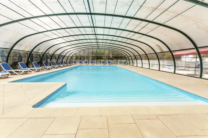 Piscine couverte chauffée du camping Les Étangs de Plessac
