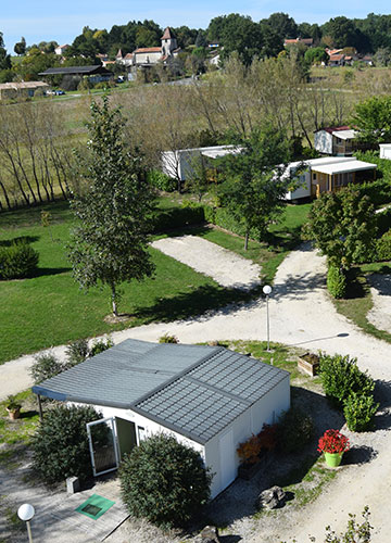 Camping Les Étangs de Plessac Location de mobil homes et de chalets en Dordogne au bord d'un étang de pêche